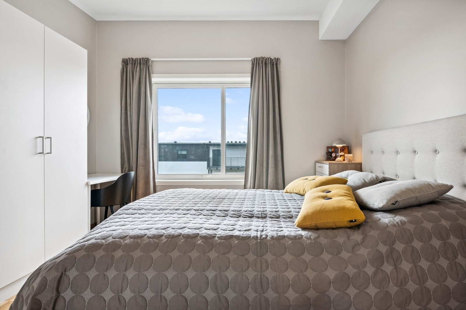 Hovedsoverommet er av god størrelse med plass til en dobbeltseng, tilhørende nattbord og annet ønskelig møblement. Det er lagt folie på vinduet for mindre innsyn og soloppvarming. Galleribilde