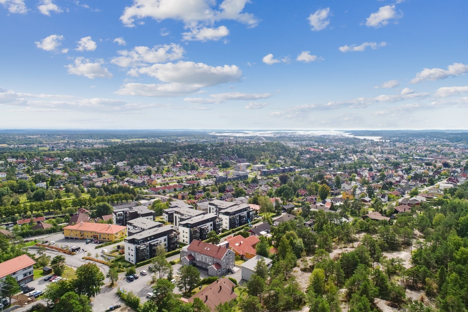 Det er gangavstand til flere barnehager, skoler og idrettshall. Galleribilde