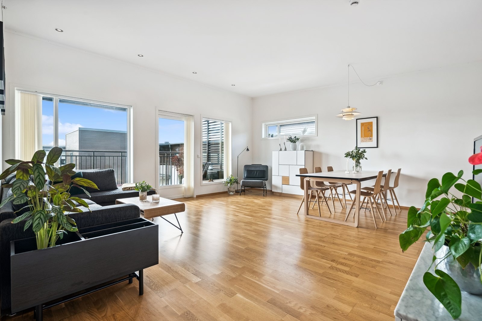 Stor stueavdeling med særdeles god møbleringsfrihet. Galleribilde