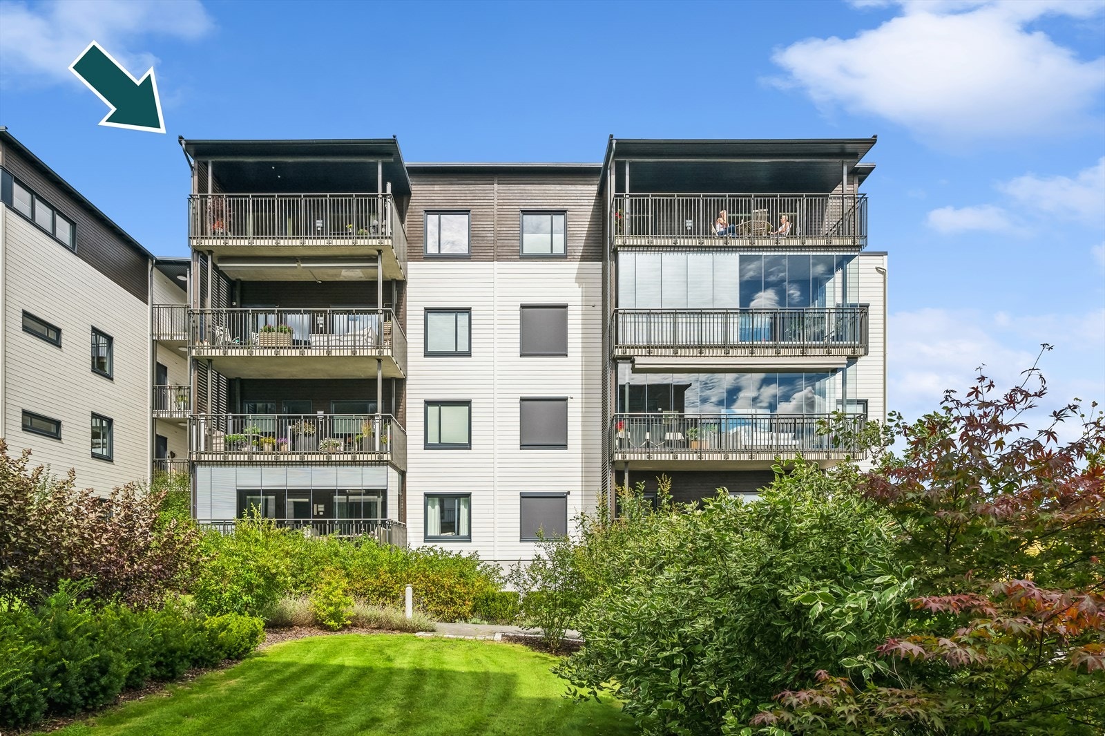 Det er mulighet for å innglasse balkongen for de som ønsker. Som sett på bilde er dette gjort i en av de andre leilighetene. Galleribilde