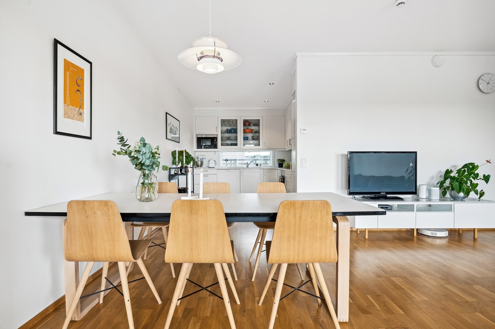 Kjøkkenet ligger delvis adskilt - rett ved naturlig plassering av spisebordet. Galleribilde