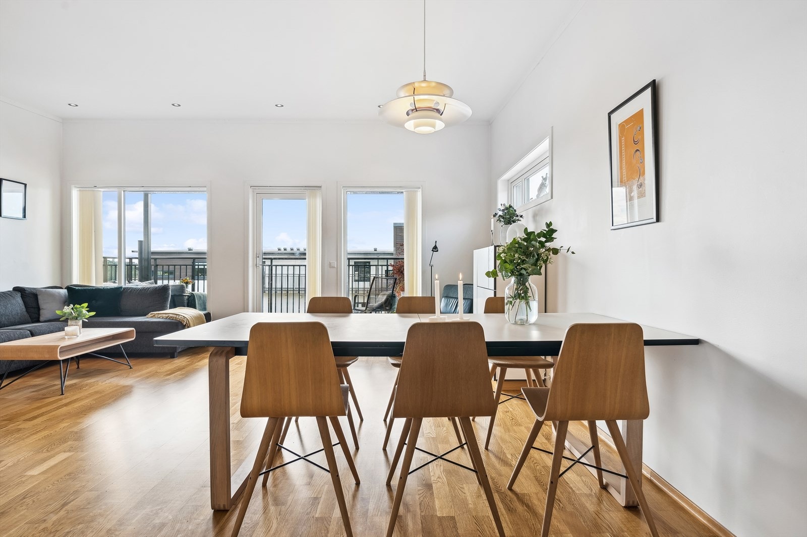 Det er videre plass til et stort spisebord hvor en bedre middag kan nytes sammen med det inviterte selskapet. Galleribilde