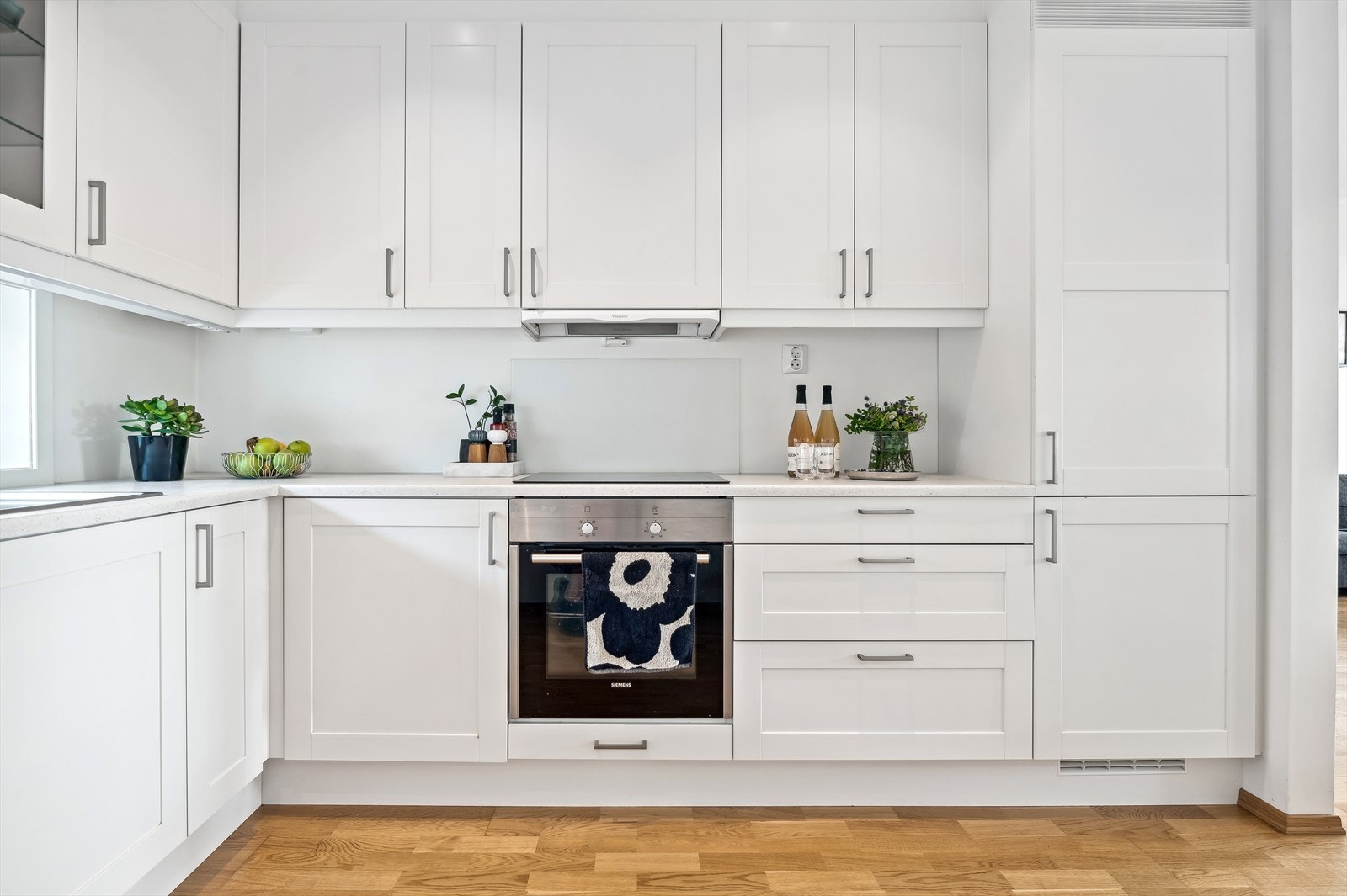 Hvitevarer som induksjonstopp, stekeovn, oppvaskmaskin, mikrobølgeovn og kjøl/frys er integrert i innredningen. Galleribilde