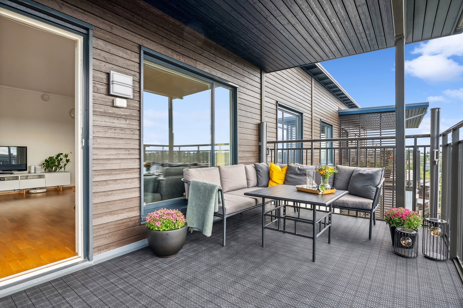 Det er god plass til ønsket utemøblement, grill og diverse Galleribilde