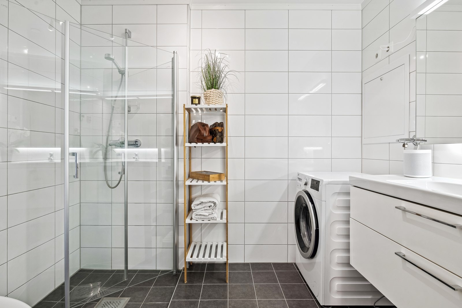 Pent flislagt baderom med vannbåren gulvvarme også her Galleribilde