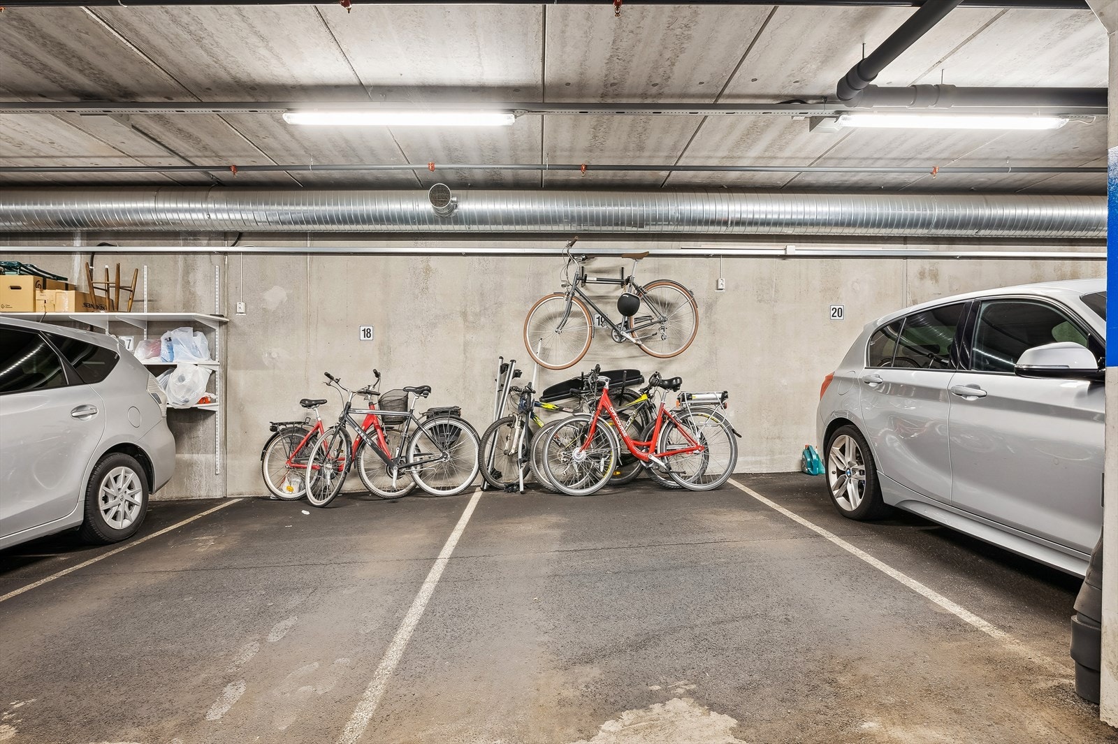 Parkeringsplass i felles, oppvarmet garasjeanlegg. Her er det også mulighet for å koble til elbillader. Det er også utvendig gjesteparkering i sameiet. Galleribilde