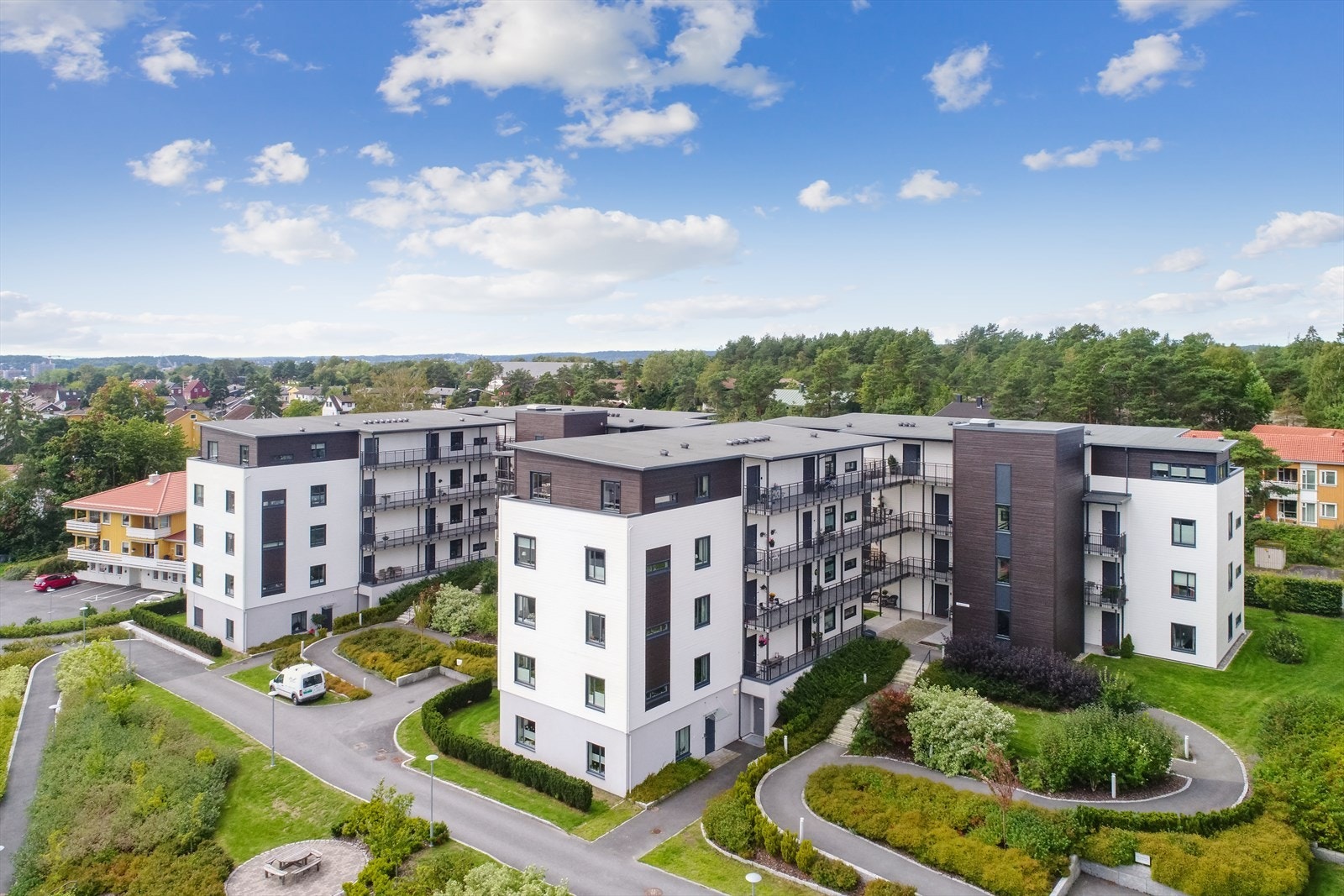 Eiendommen har en super beliggenhet i et etablert og meget attraktivt boligområde. Galleribilde