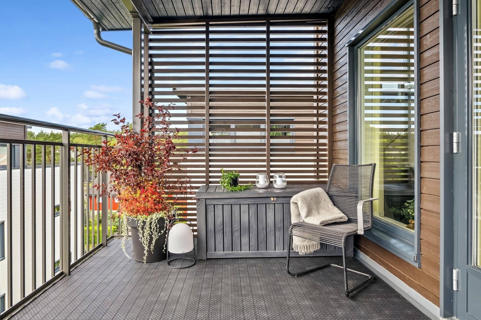 Fra stuen har du utgang til en sydvendt overbygget balkong på ca. 16 m². Galleribilde