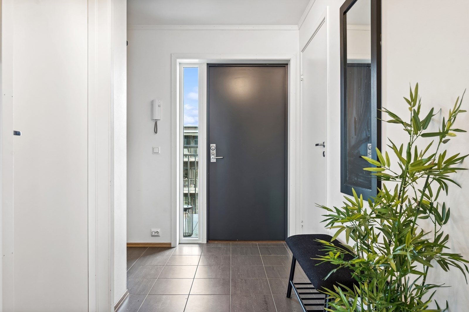 Flislagt gang er ikke standard, men en oppgradering gjort for å takle våte sko i gangen. Galleribilde