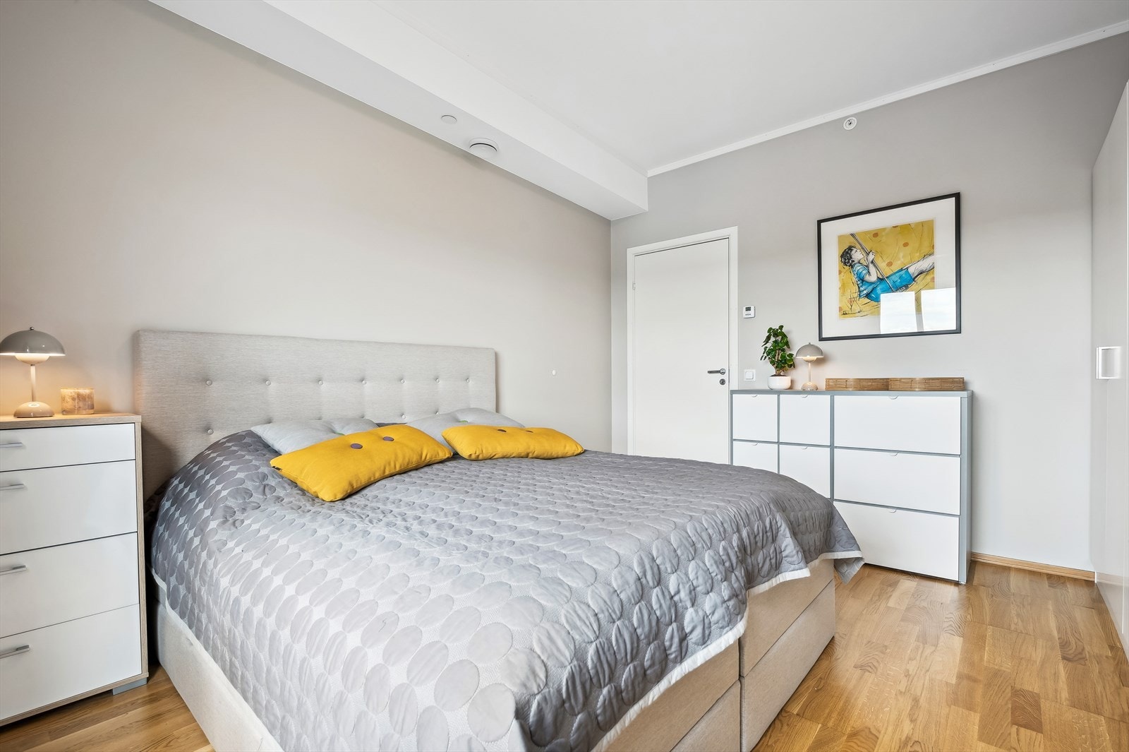 Klær kan pent ryddes bort i et romslig garderobeskap. Galleribilde