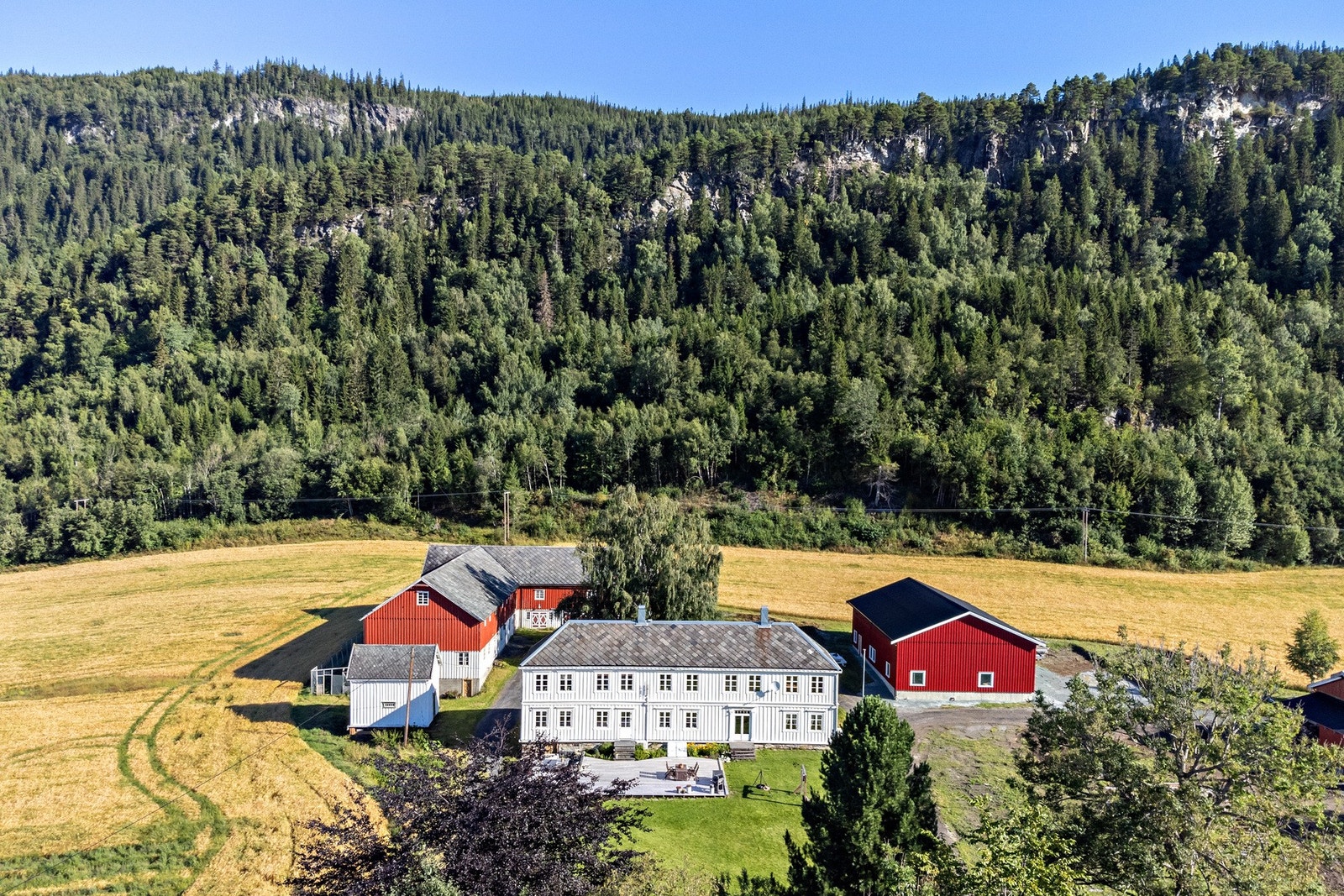 Velkommen til Holvegen 265 - En godt velholdt og innholdsrik landbrukseiendom på Hilan. Galleribilde