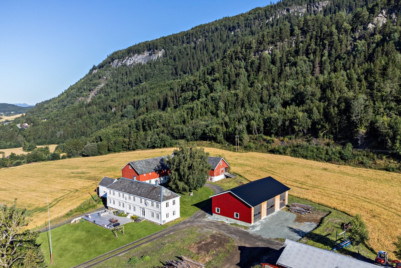 Eiendommen rommer våningshus, ny garasje/verksted fra 2023, driftsbygning/låve, stabbur. Galleribilde