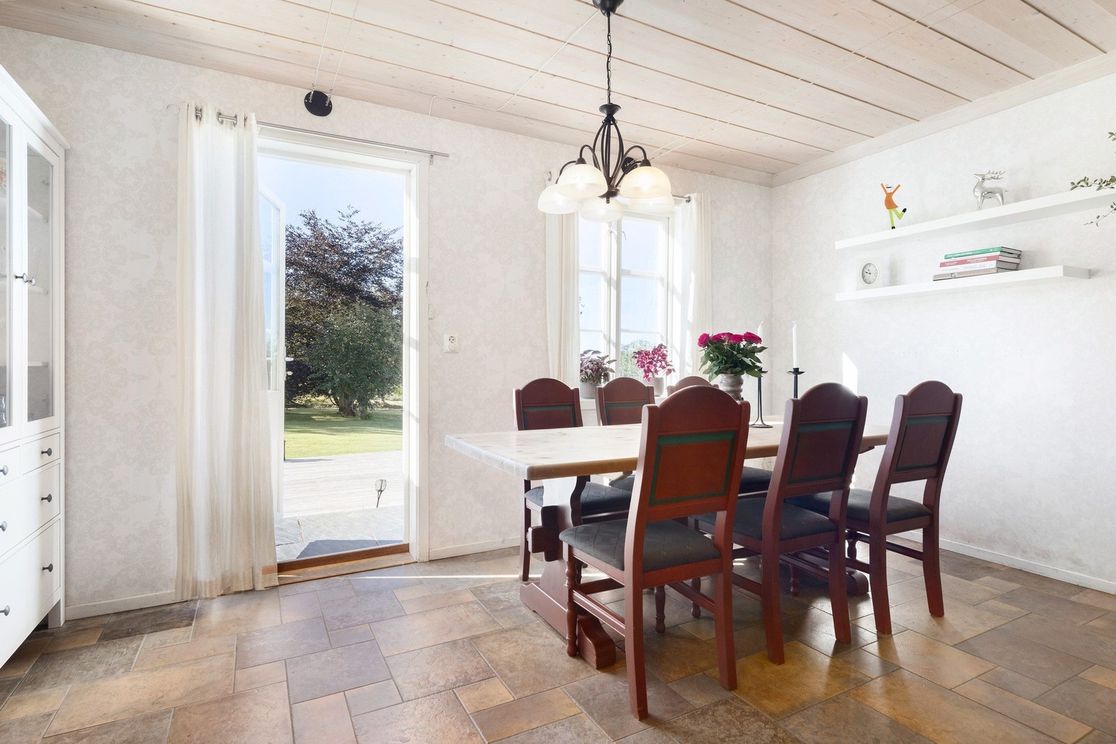 Spisestue med utgang til romslig terrasse. Galleribilde