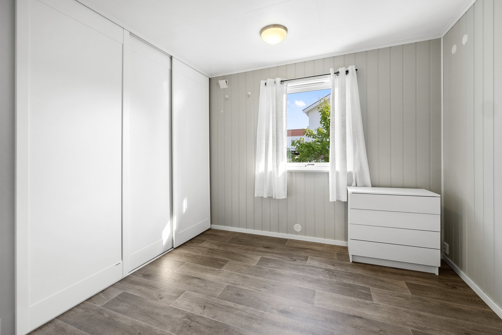 Soverom med praktisk garderobeløsning Galleribilde