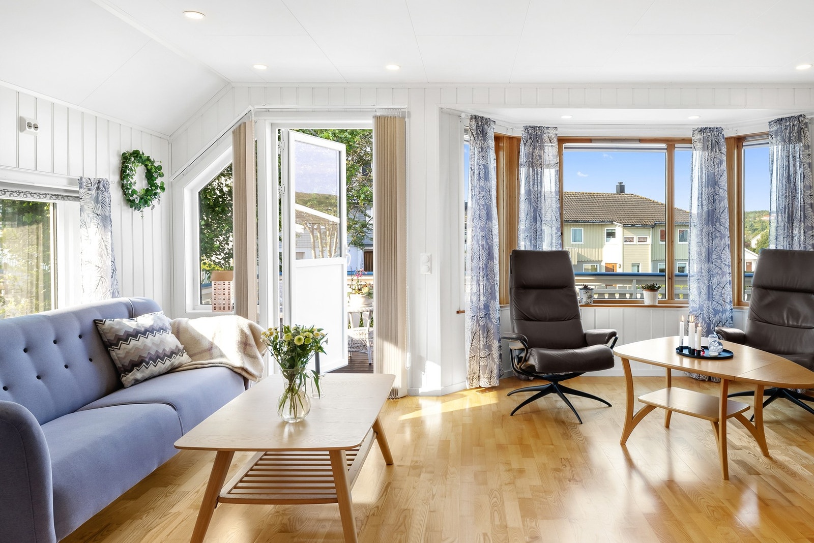 Fra stuen er det tilkomst til koselig terrasse Galleribilde
