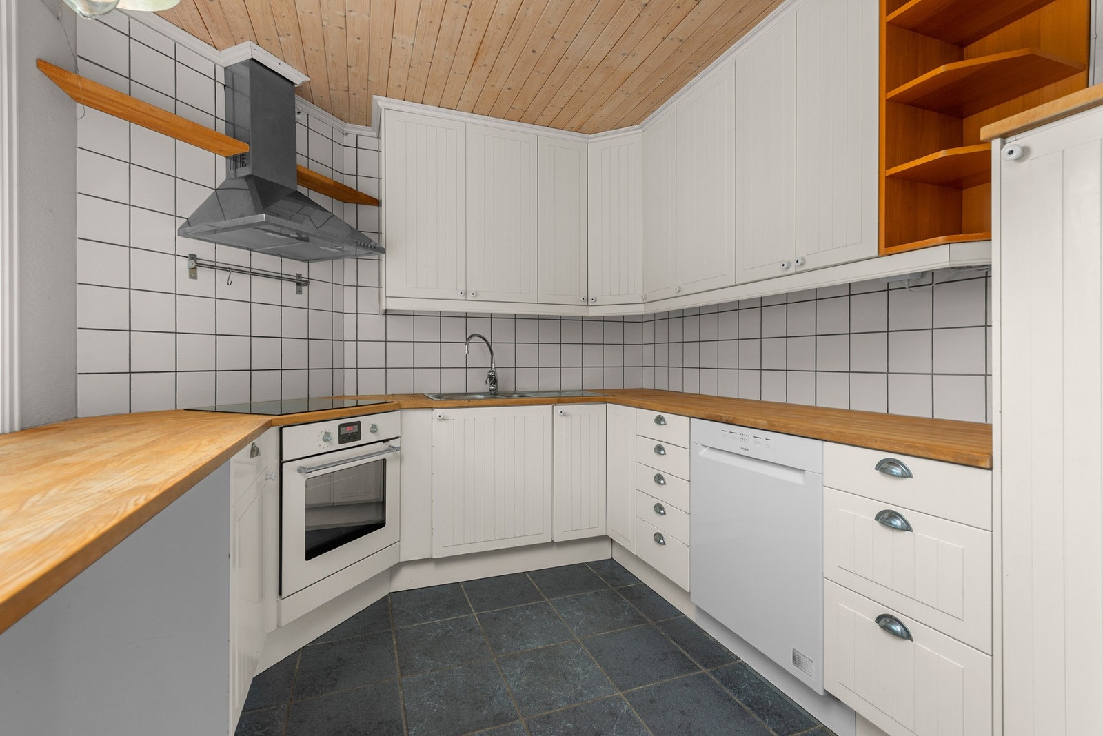 I 1 etasje og kjeller har et totalt p-rom på ca 147m2, og består av bl.a. 3 soverom, 2 bad, kjøkken, stue og kjellerstue. Galleribilde