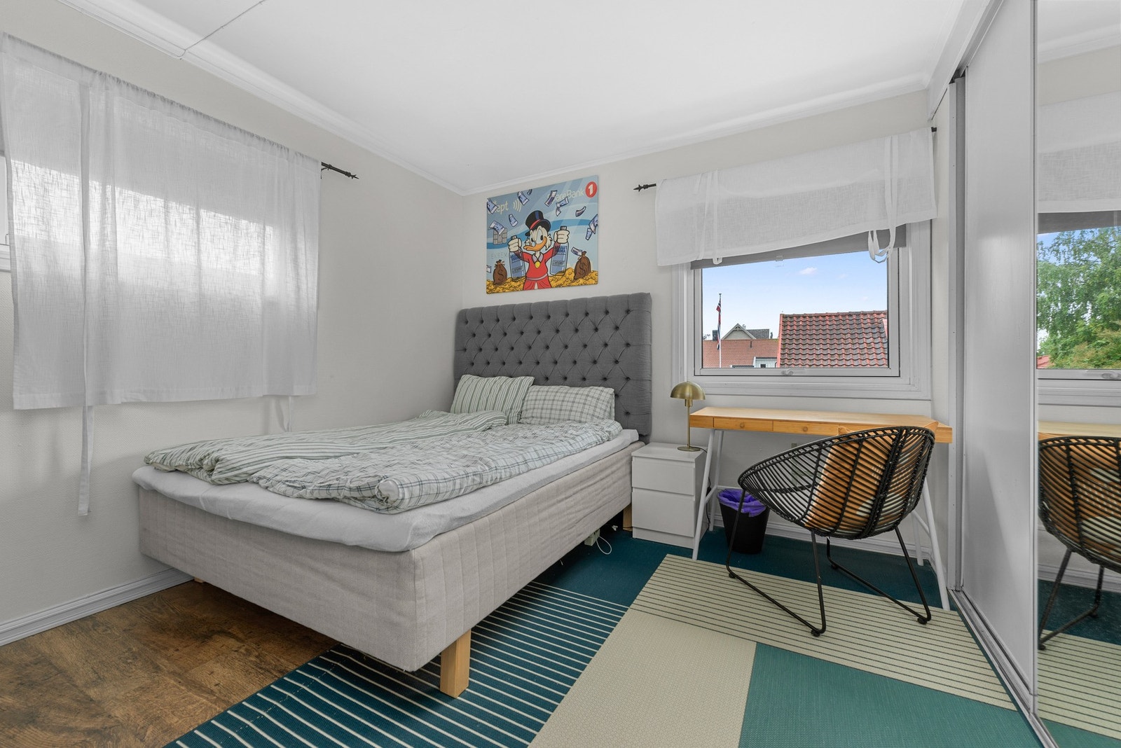 Hovedsoverom i 2 etasje er ca 9,5m2, og har skyvedørsgarderobe. Galleribilde