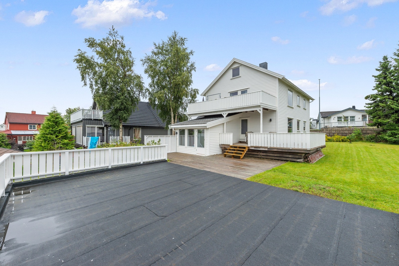 Tomannsboligen disponerer en pent opparbeidet plen som skråner lett. Galleribilde