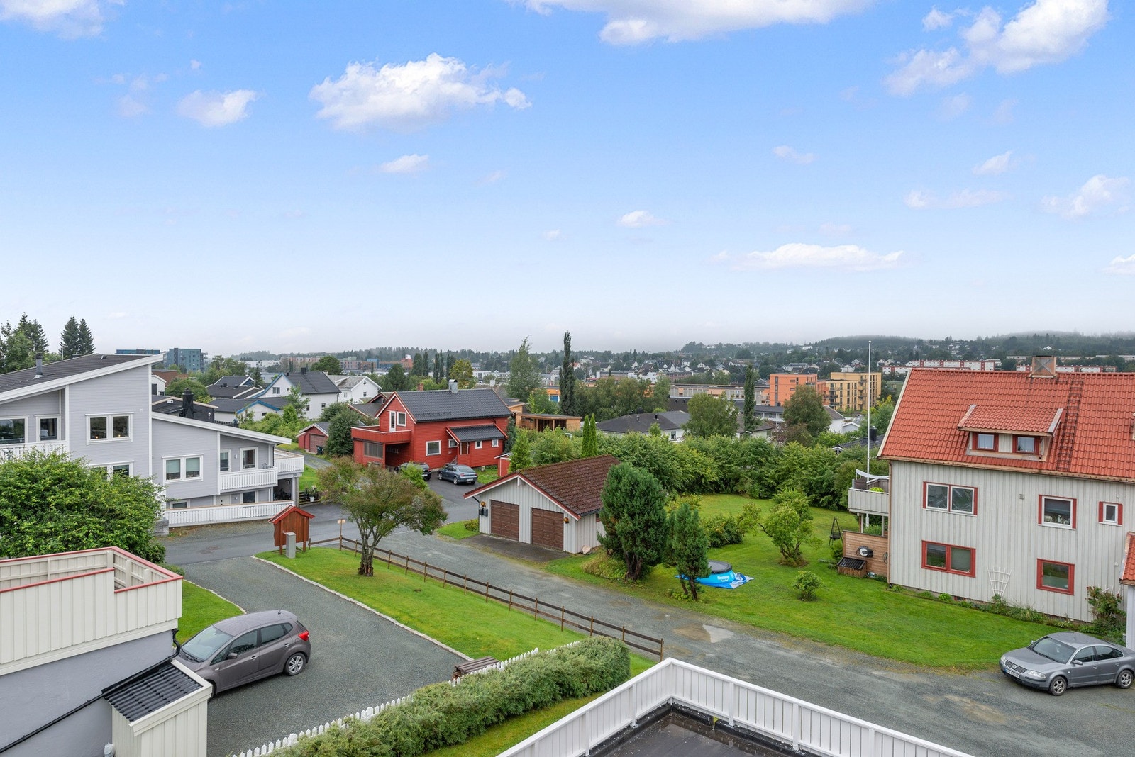 Terrasse mot sørvest som gir svært gode solforhold. Galleribilde
