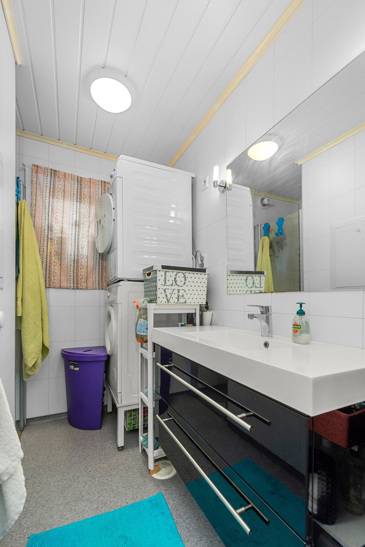 Badet i 2 etasje er ca 3m2, og har også dusjnisje i enden av rommet. Galleribilde