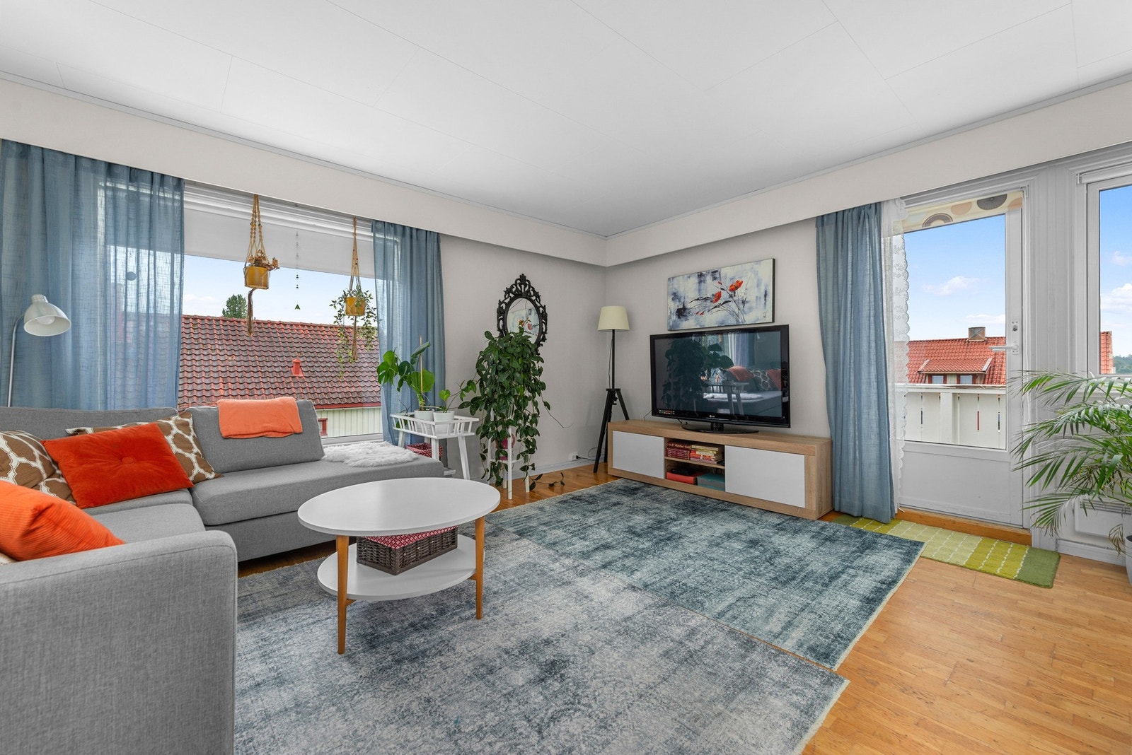 Utgang til solrik terrasse - lyst og innbydende med store vindusflater i 2 etasje. Galleribilde