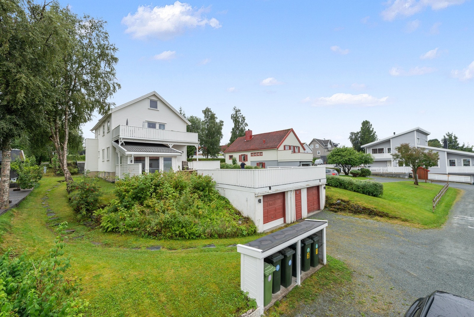 Eiendommen ligger fint til på Heimdal på en solrik tomt som skråner mot vest. Galleribilde