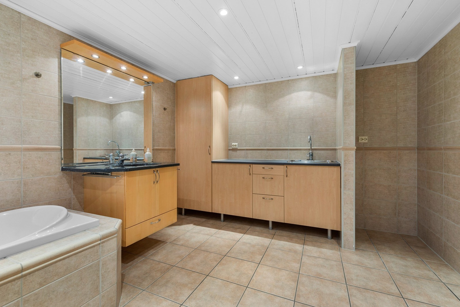 Det er nisje for vaskemaskin og tørketrommel på badet - i tillegg utslagsvask og godt med innredning. Galleribilde