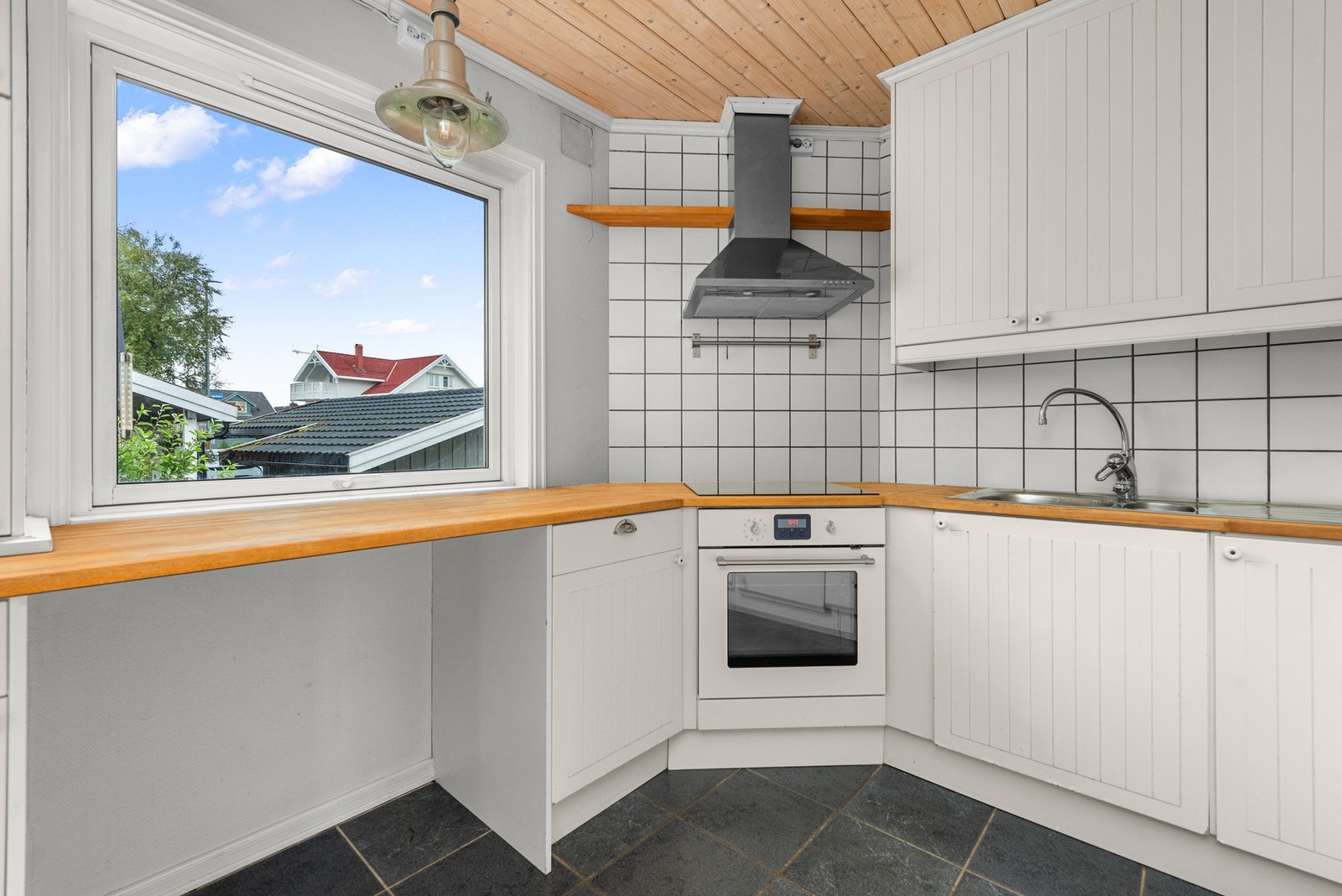 Kjøkkenet er ca 8,5m2 og har integrerte hvitevarer og god skap- og benkeplass. Galleribilde