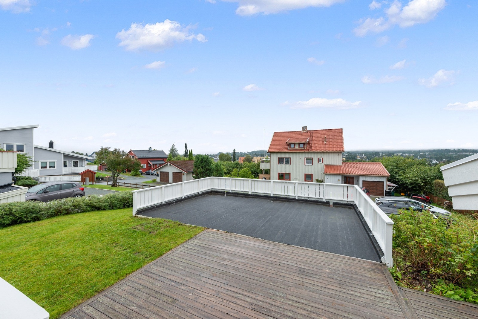 Den fradelte tomten har grense litt innpå markterrassen mellom husene, og er ca 476m2. Galleribilde