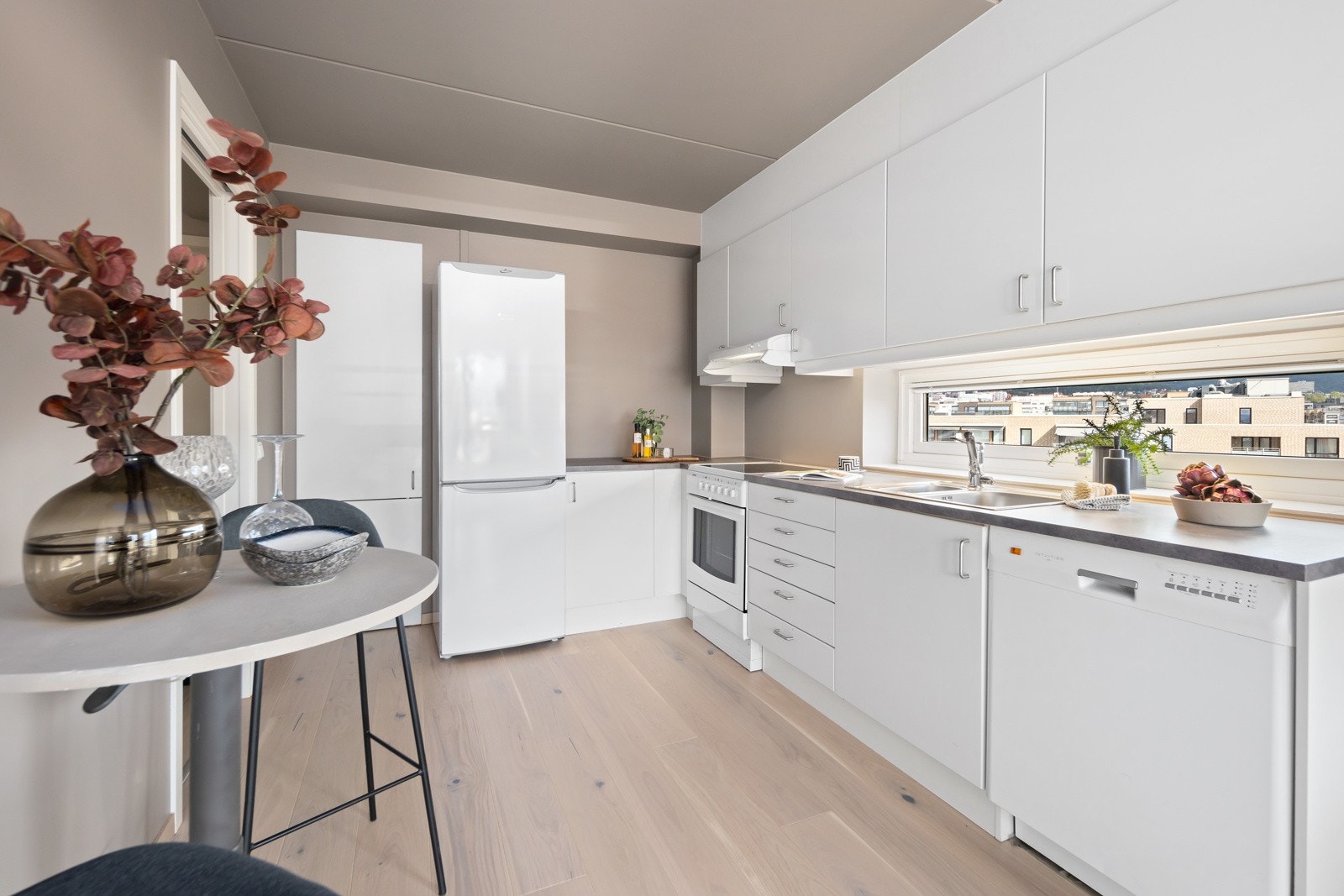 Hvit kjøkkeninnredning med god oppbevaringsplass. Galleribilde