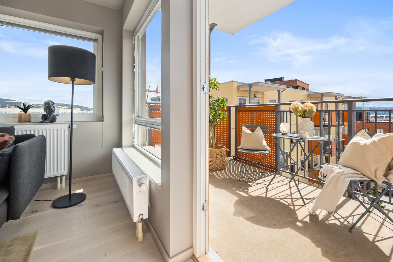 Fra stuen er det utgang til balkong med plass til sittegruppe. Galleribilde