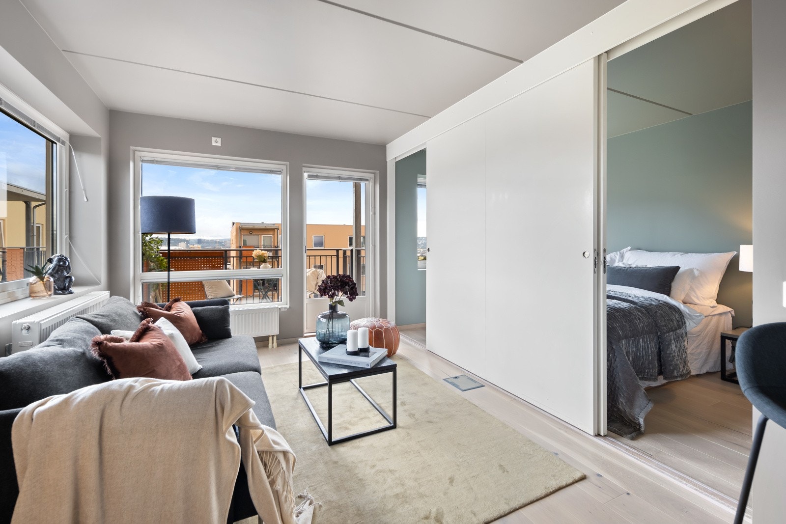 Lys og hyggelig stue med store vindusflater som slipper inn godt med naturlig lys. Galleribilde