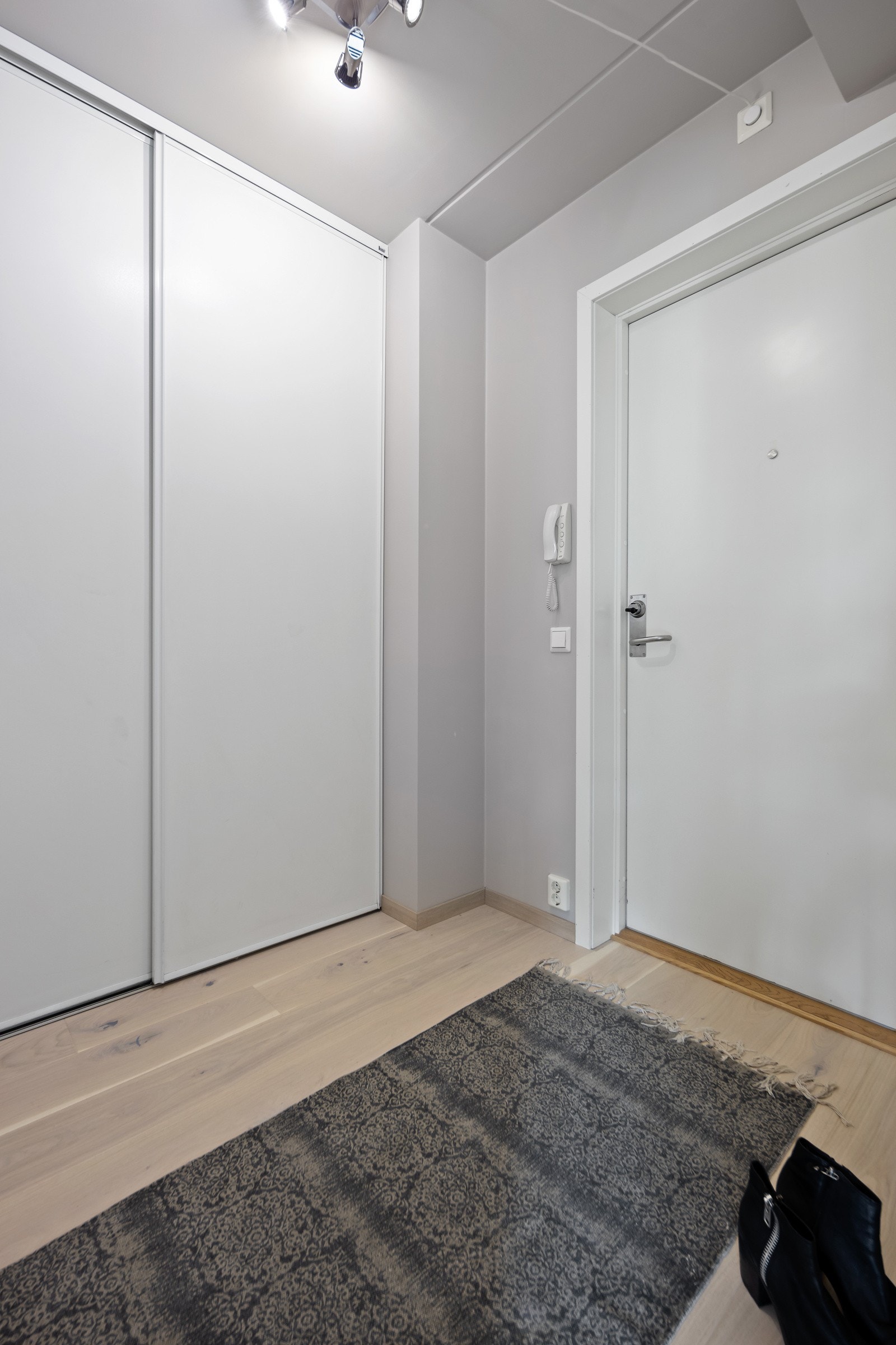 Entré med skyvedørsgarderobe. Galleribilde