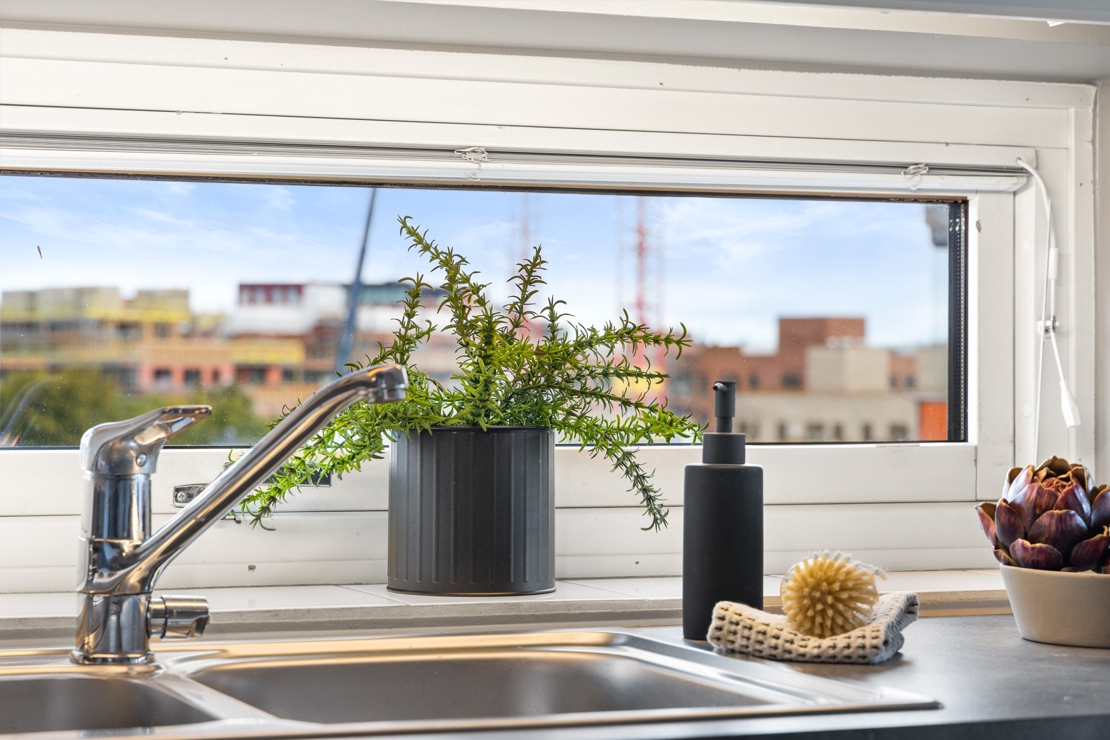 Hyggelig utsyn fra kjøkkenvinduet. Galleribilde