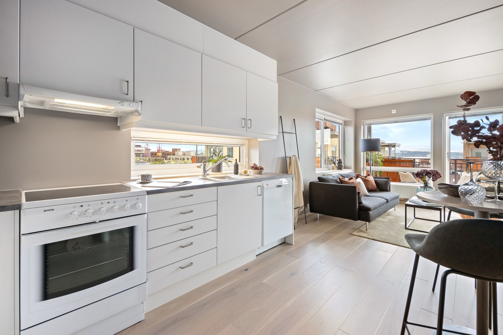 Kjøkken og stue i åpen løsning gir en luftig romfølelse. Galleribilde