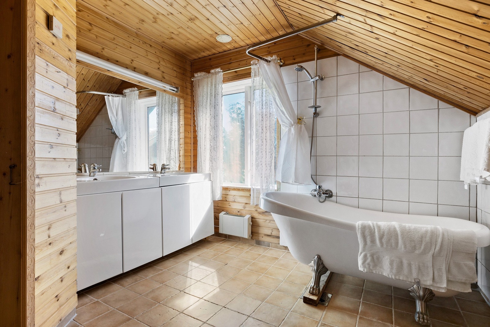 I 2.etasjen finner du et baderom på 8,5 kvm. Badet er innredet med toalett, badekar og dobbeltvask med god oppbevaringsplass. Galleribilde