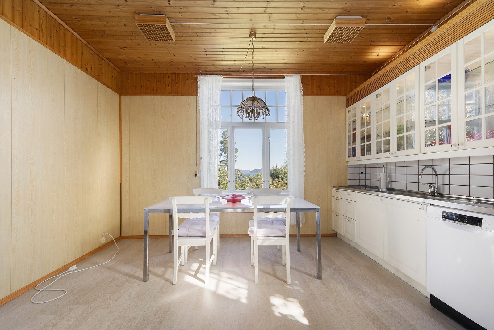 Fra kjøkkenet har du nydelig utsikt. Galleribilde