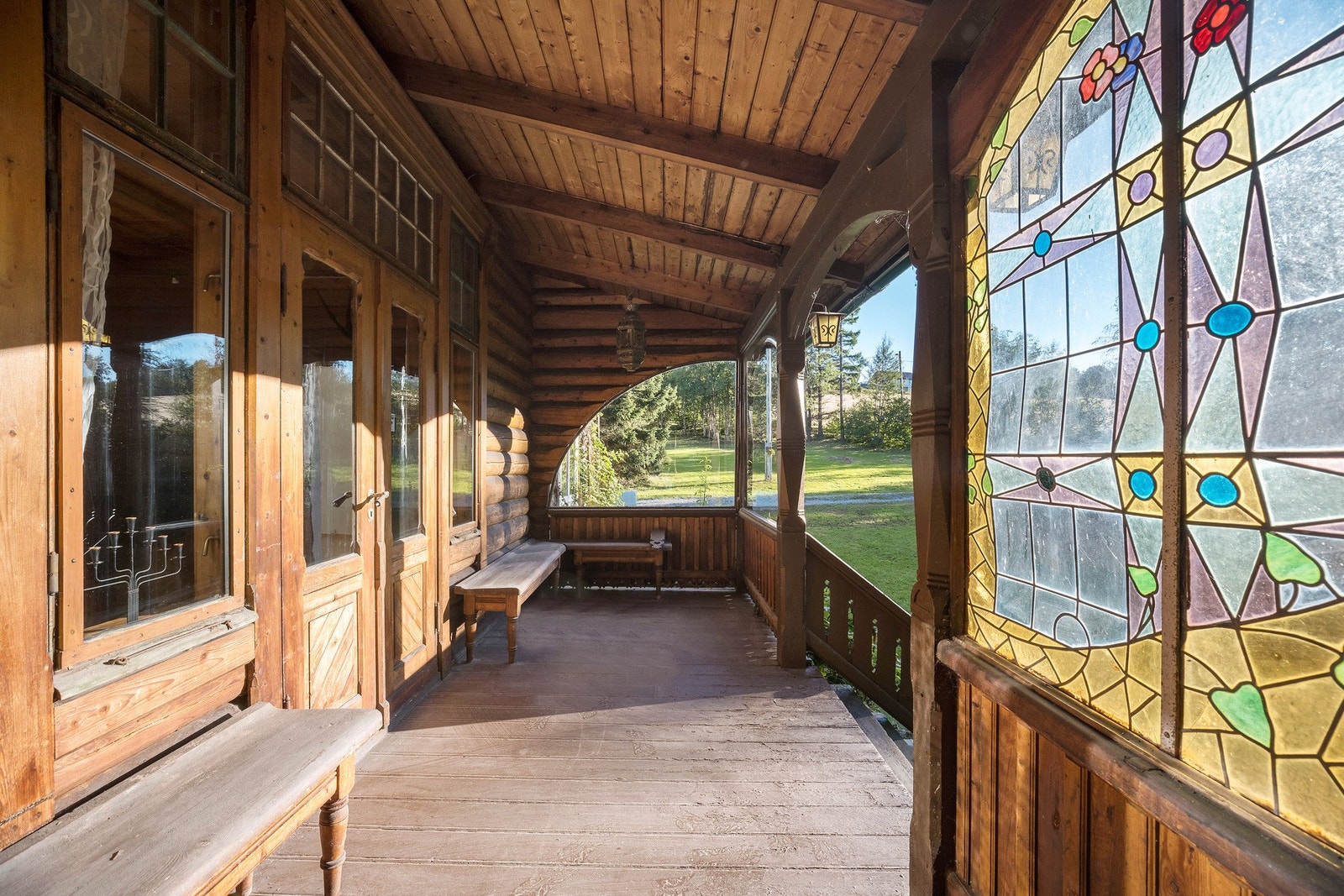 Innbydende inngangsparti med farget glass vindu. Galleribilde