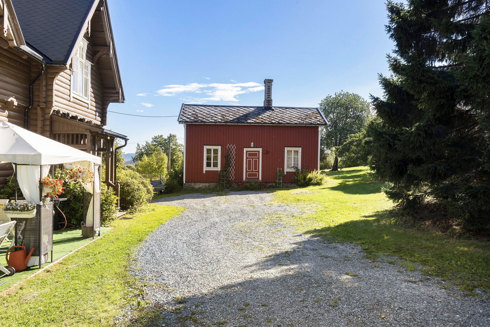 Eiendommen har en romslig gårdsplass med god plass til flere biler og utstyr. Galleribilde