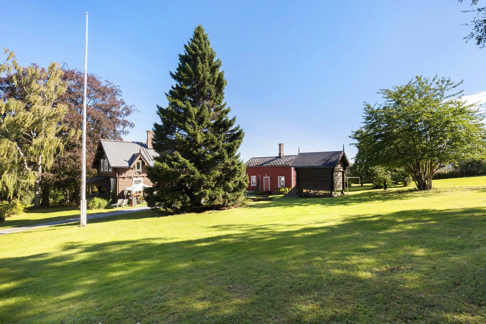På tomten finner du flere bygninger, blant annet et stabbur og et utehus. Galleribilde