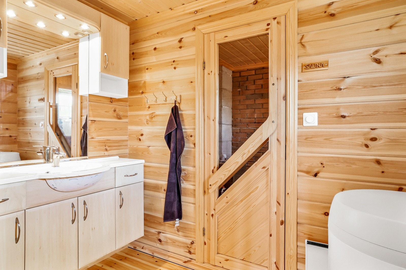 Badet en hvit servantinnredning og toalett i baddel Galleribilde