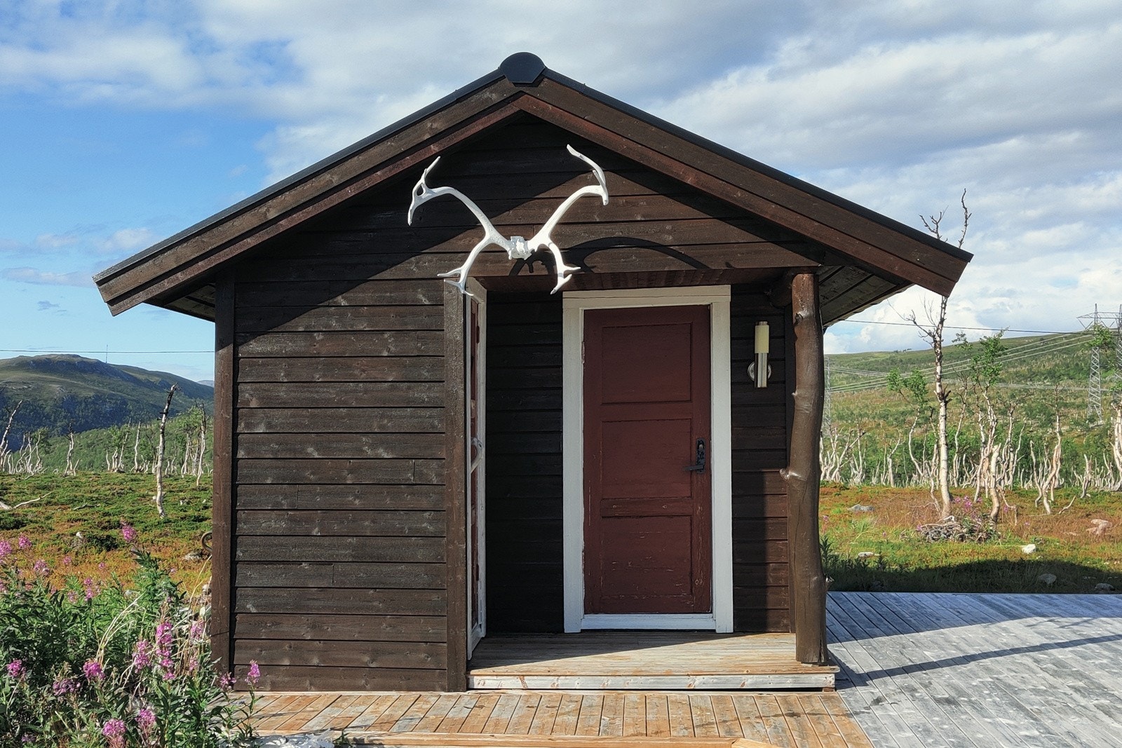 Utvendig bod på rundt 8 kvm med utedo Galleribilde