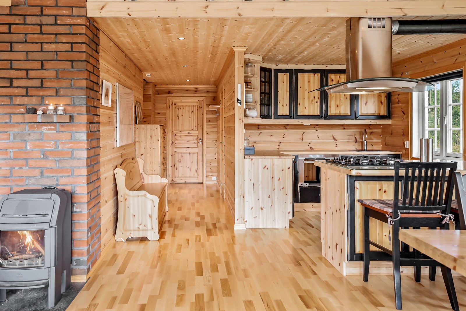 Det er videre innredet med kjøl/ fryseskap, stekeovn og platetopp Galleribilde