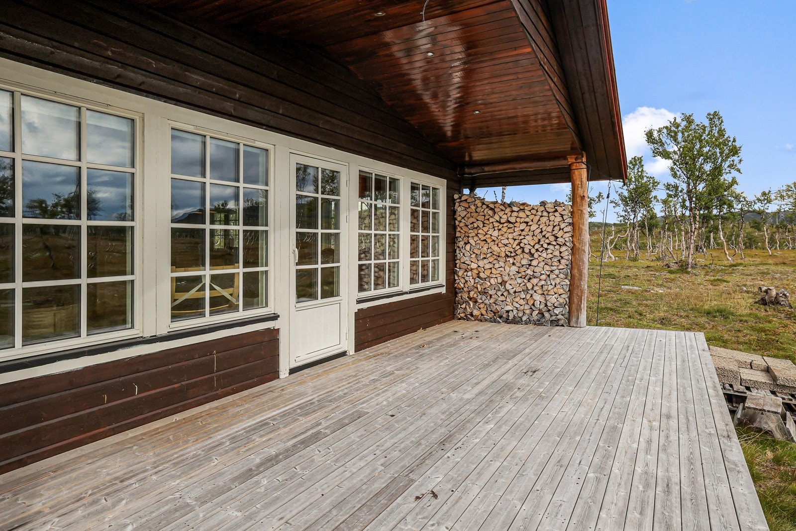 På utsiden av hytten er det en terrasse av god størrelse Galleribilde