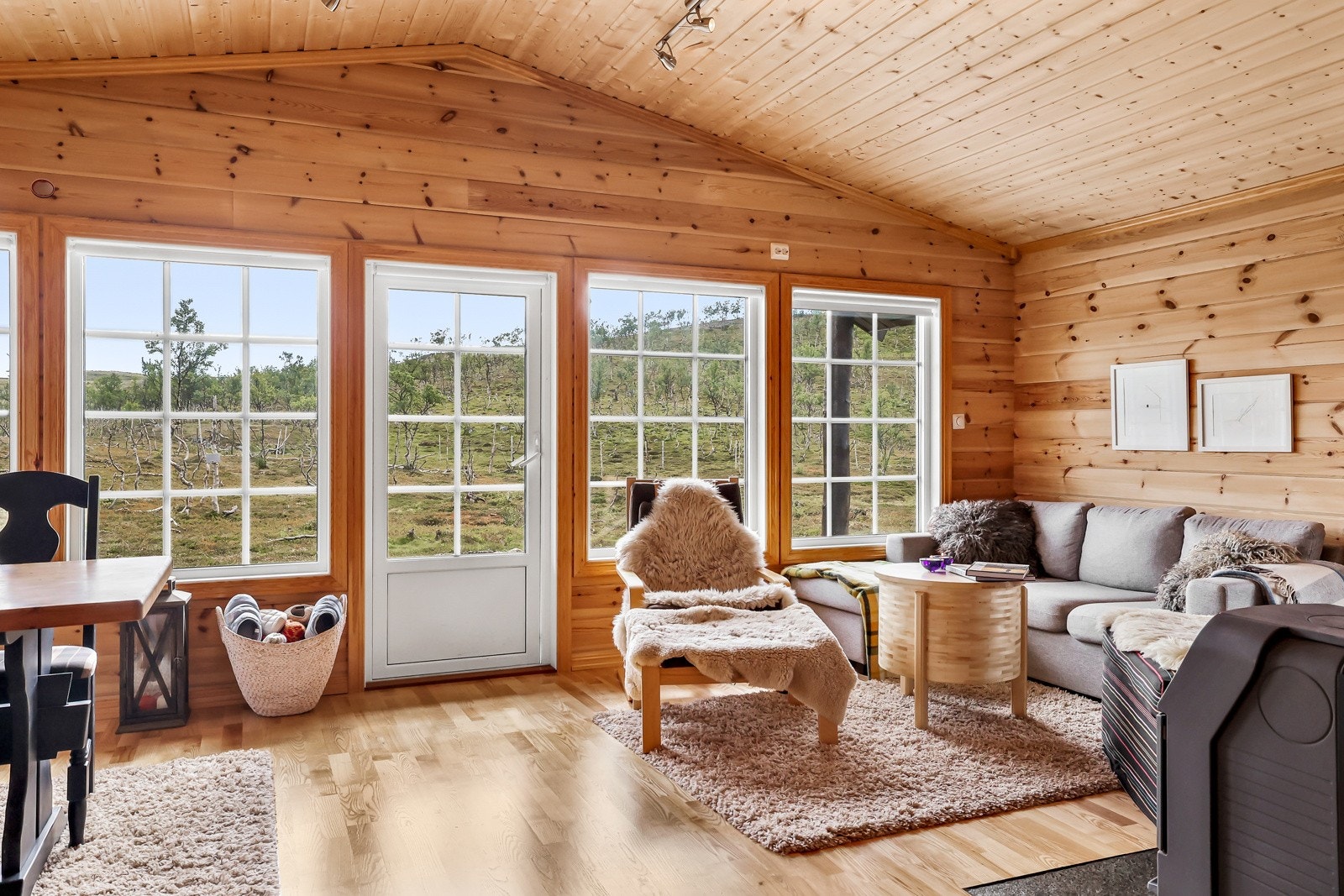 Stuen er lys med flere vindusflater som gir rommet godt med dagslys Galleribilde