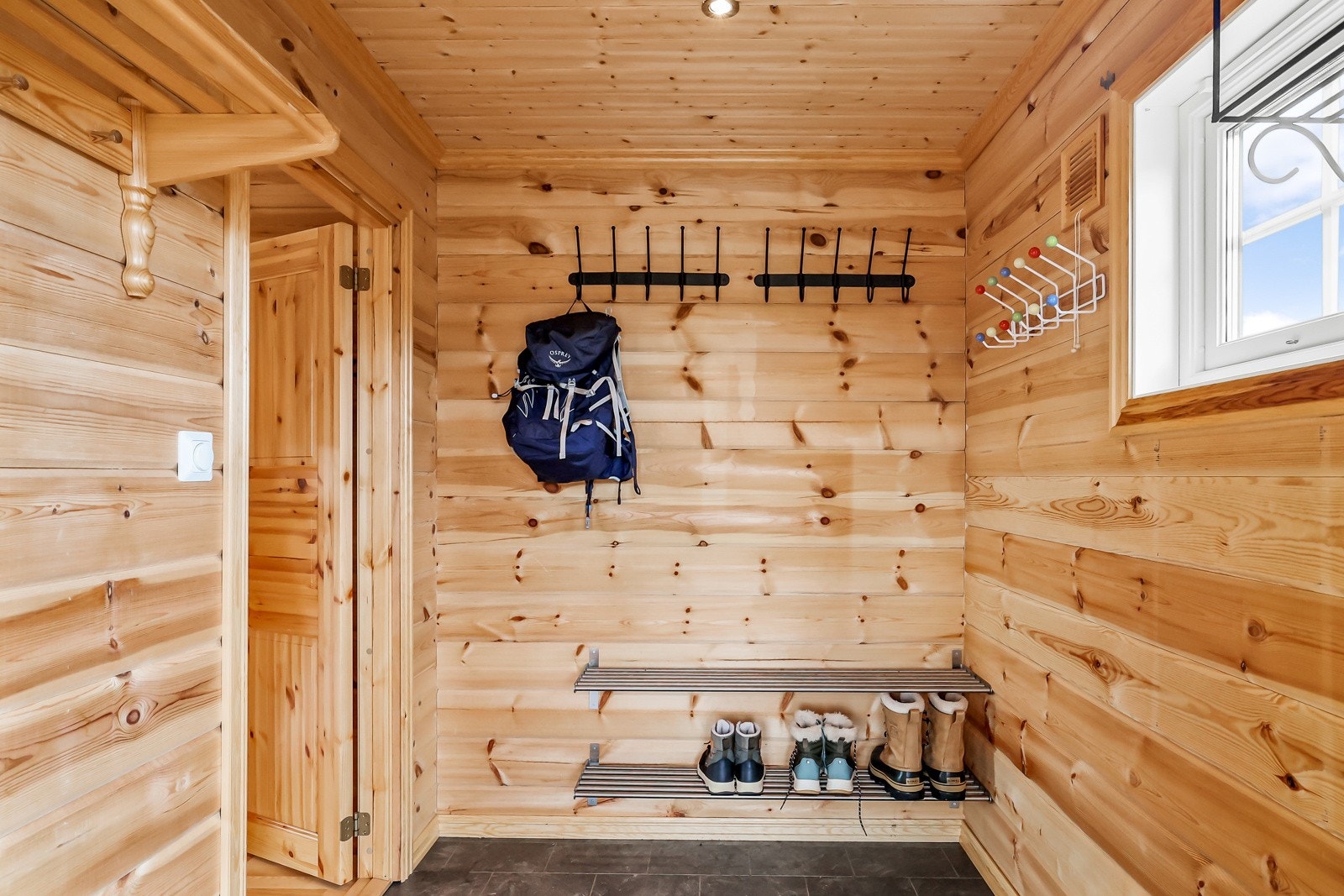Vel inne gir entréen god plass til jakker og sko, samt ekstra garderobeløsning Galleribilde