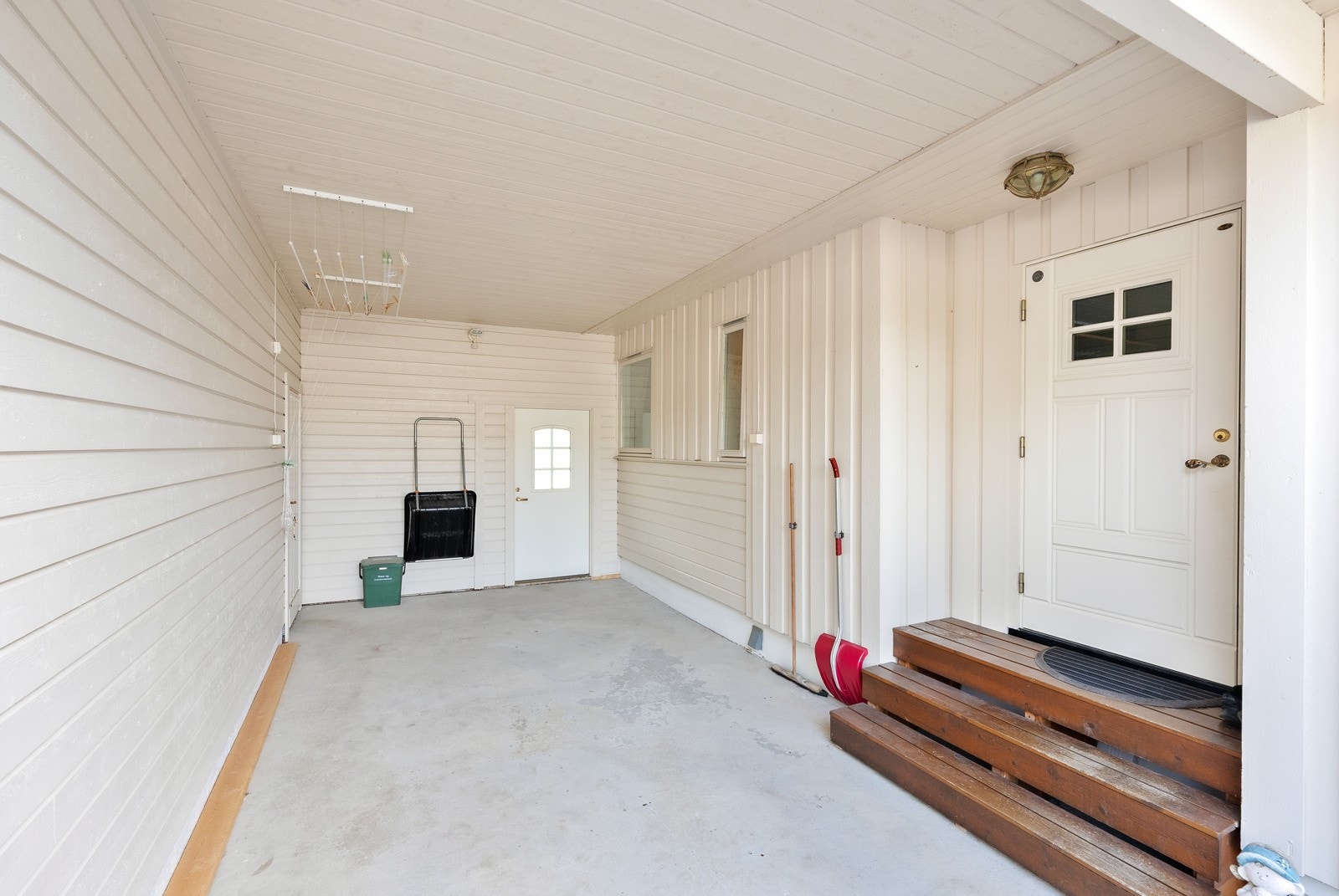 Boligen har et fint, overbygd inngangsparti. Det er praktisk lagd slik at det også kan brukes til carport Galleribilde