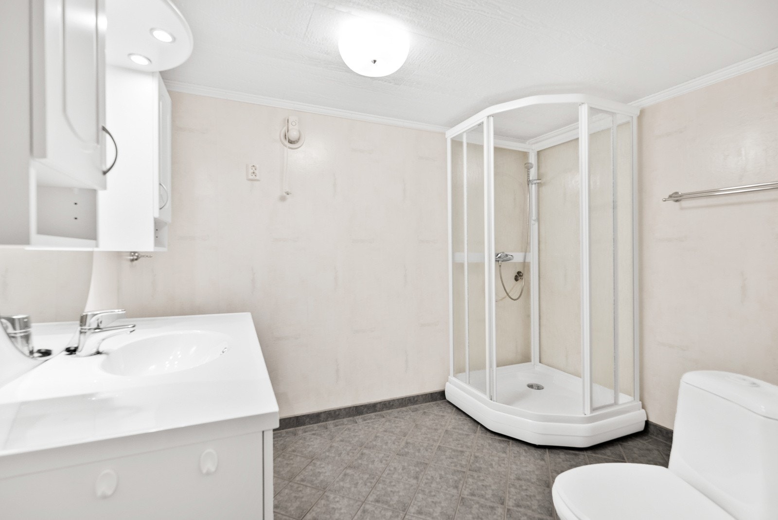 Badet i kjeller har også flislagt gulv med varme, og er vurdert til å være delvis oppgradert i 2013 Galleribilde