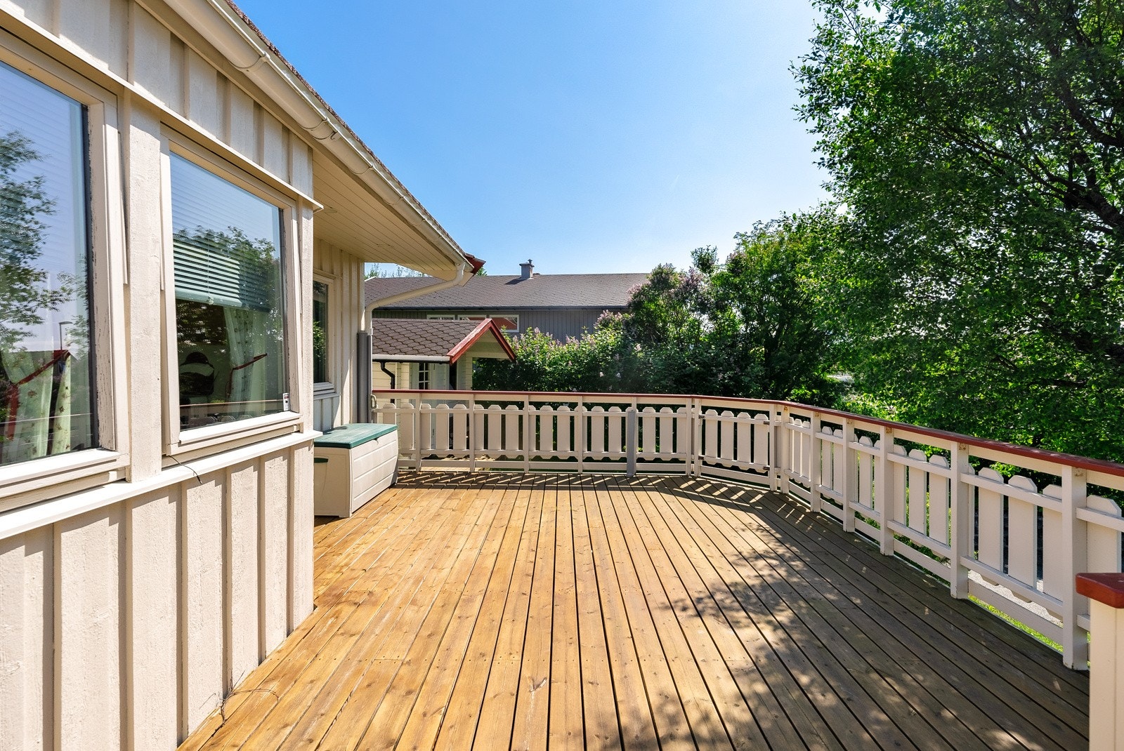 Det er et flott uteområde med terrasse og hage Galleribilde