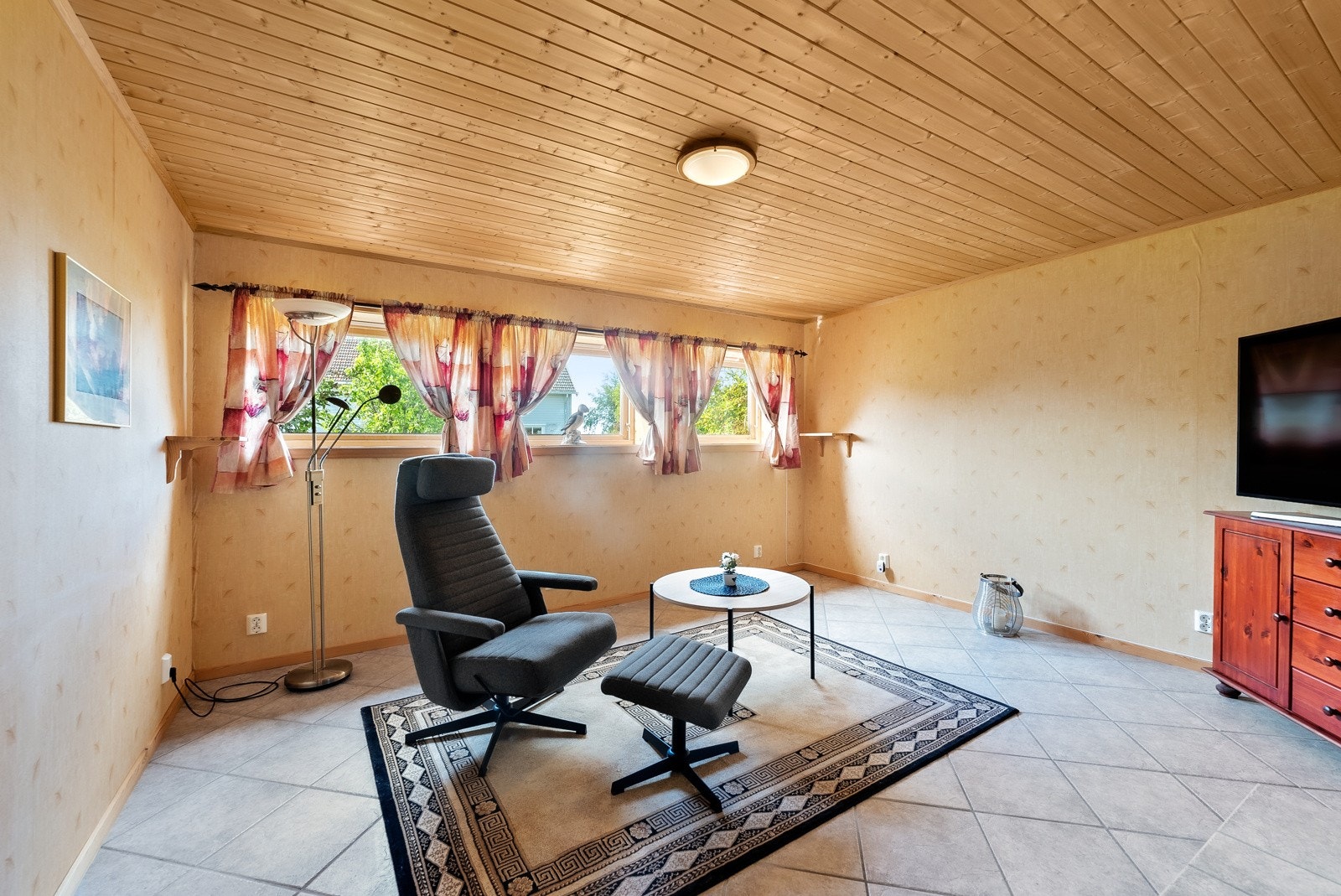 Kjelleretasjen har en ytterligere stue med vedfyring Galleribilde